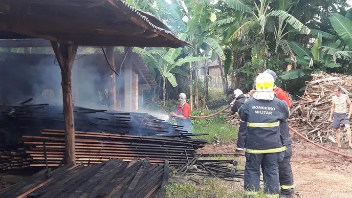 Galpão de madeira pega fogo em Canelinha