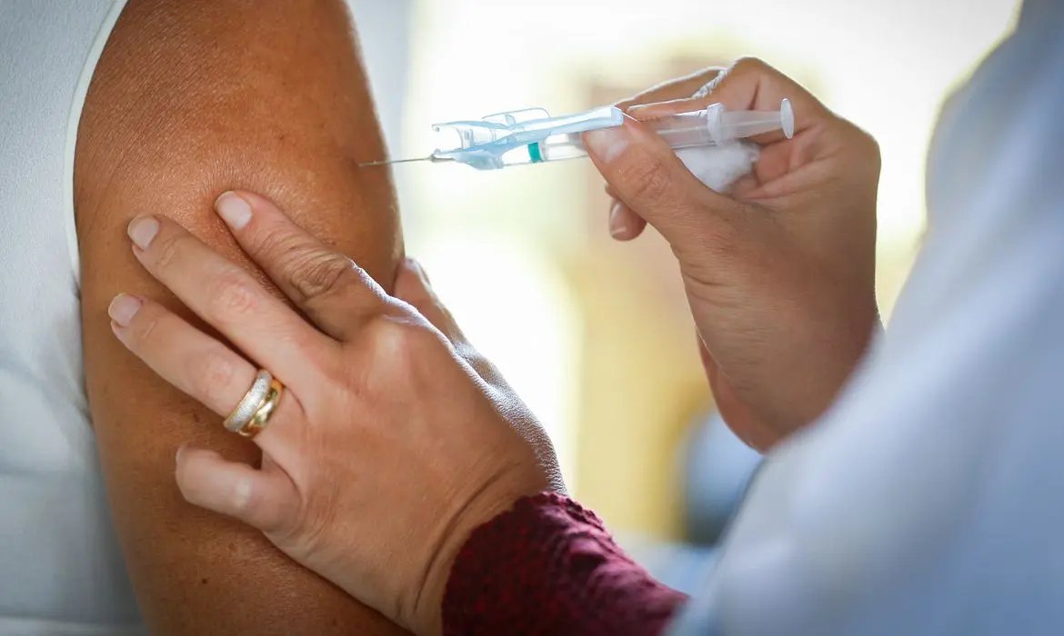 Vacina&ccedil;&atilde;o reduz ocupa&ccedil;&atilde;o de UTIs nos estados para menos de 90%