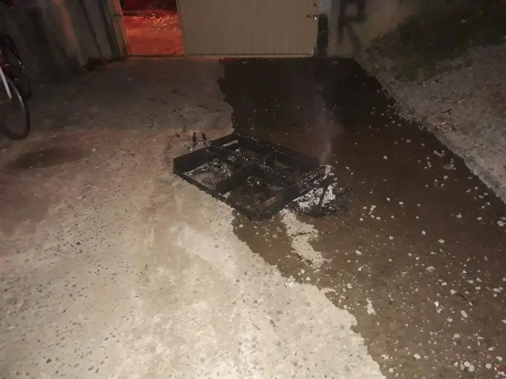 Resid&ecirc;ncia &eacute; invadida por homens que atearam fogo em objetos no bairro Limeira Alta