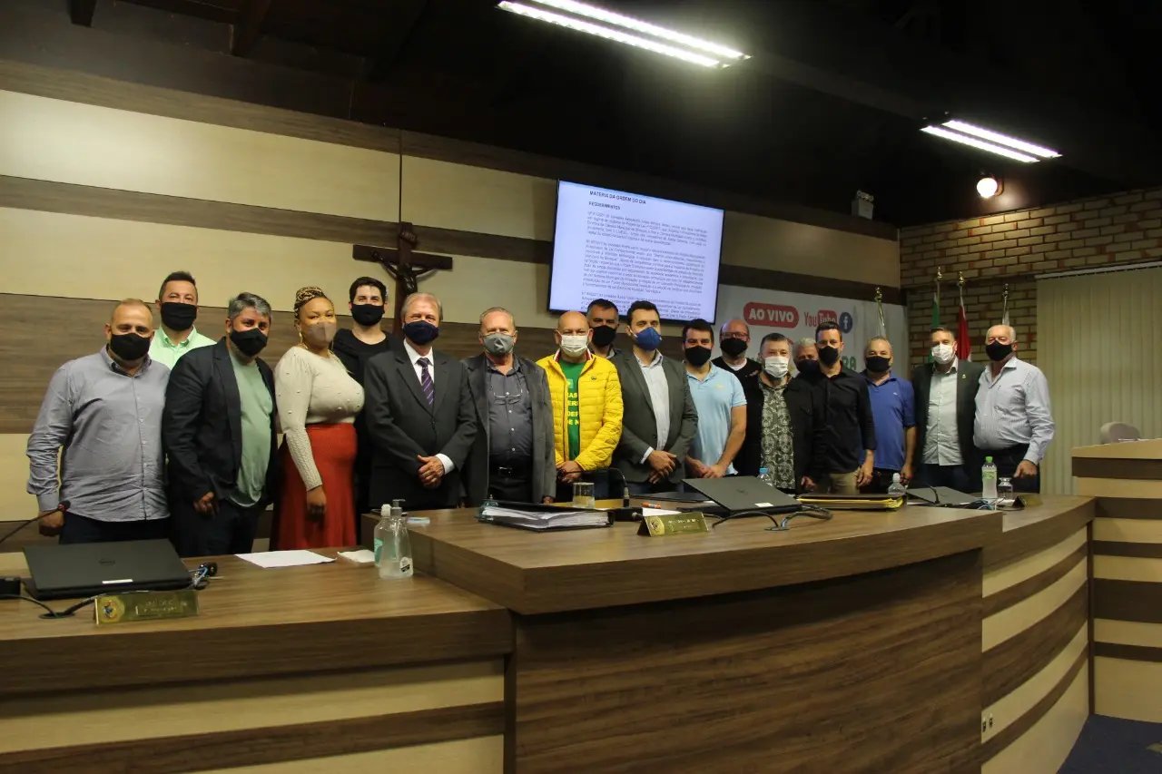 Homenagens marcam sess&atilde;o da C&acirc;mara de Brusque 