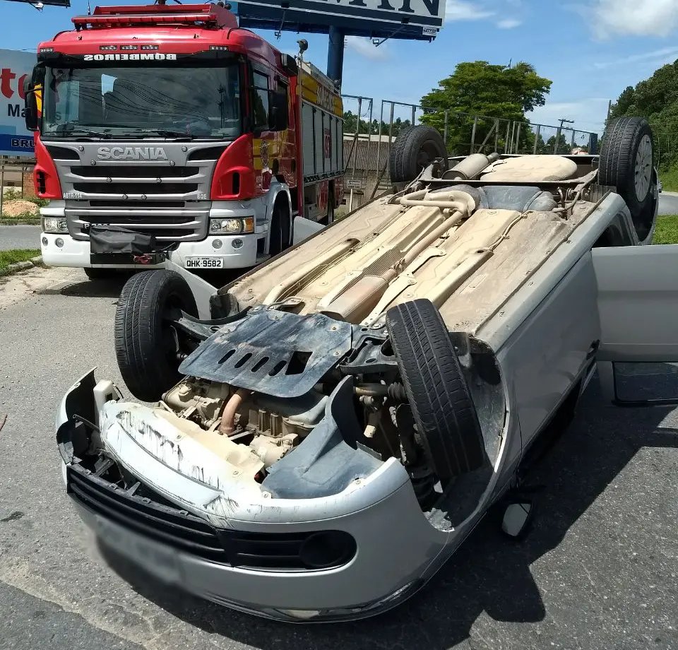 Colisão seguida de capotamento deixa criança ferida na Ivo Silveira 