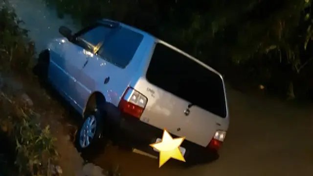 Ve&iacute;culo sai de pista na estrada geral no Limoeiro