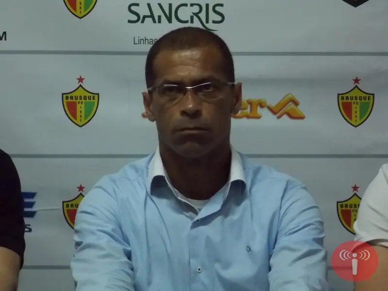 Treinador já está no quarto após cirurgia