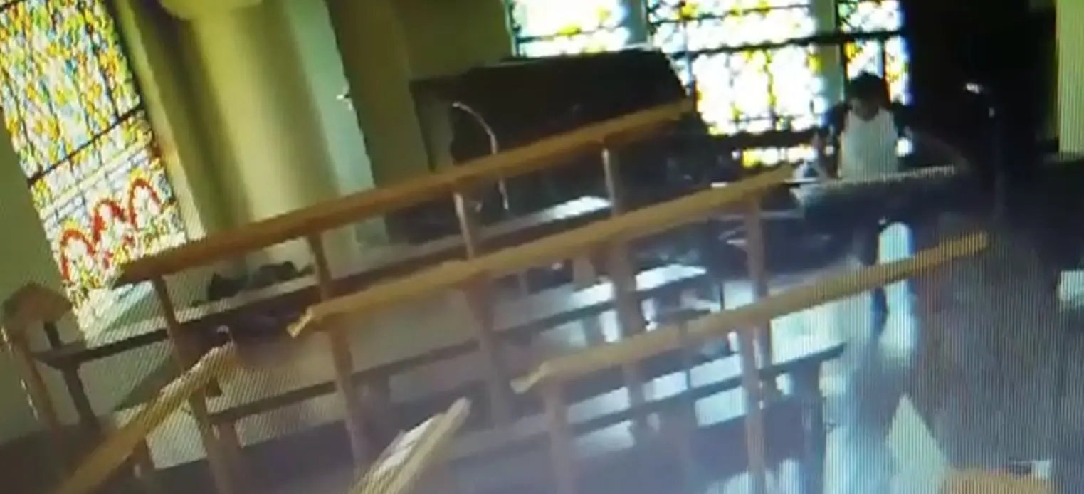 (V&Iacute;DEO) Homem furta Santu&aacute;rio Azambuja