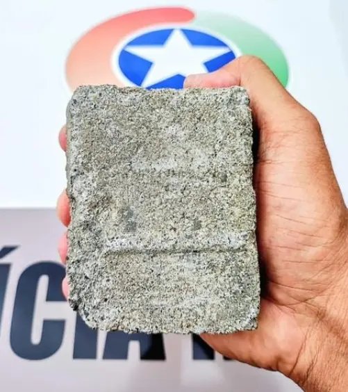Policial acaba ferido ap&oacute;s homem atirar uma pedra contra a viatura