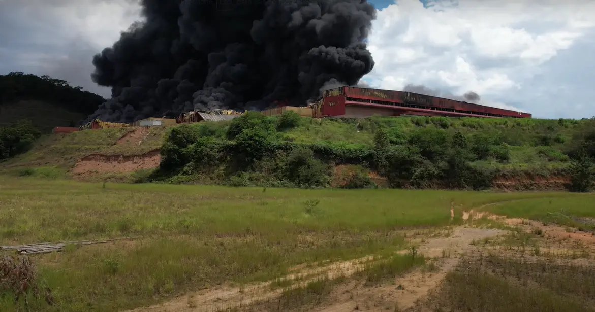 (V&Iacute;DEO) Imagens de drone mostram inc&ecirc;ndio no galp&atilde;o da Fischer