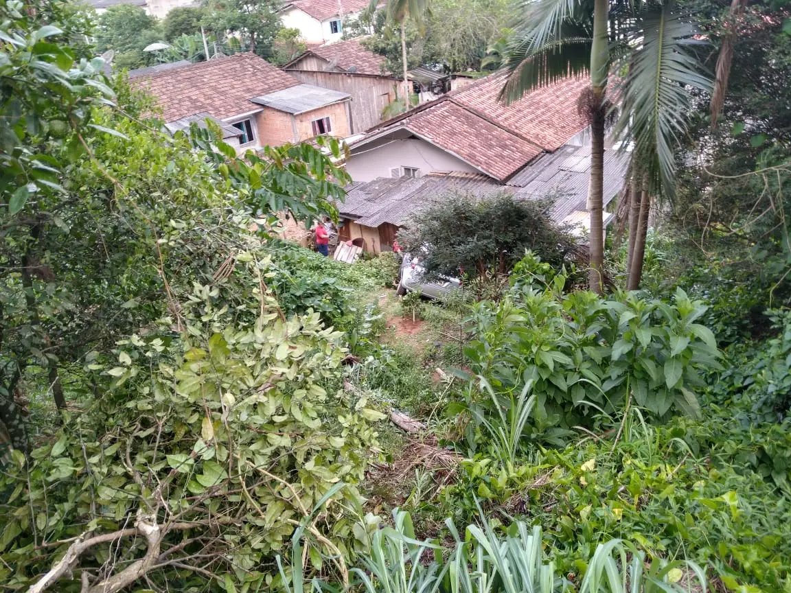 Mulher ao manobrar o carro cai em uma ribanceira no bairro santa Luzia