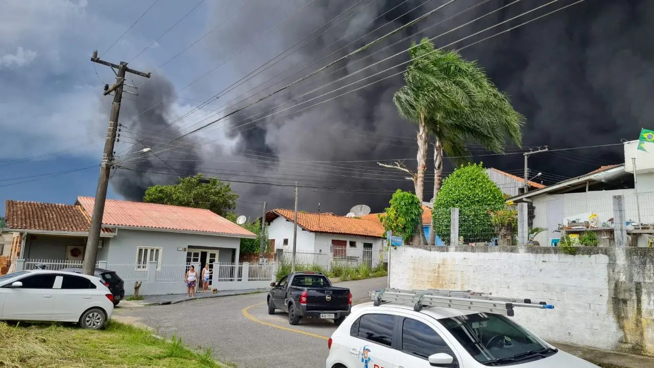 (V&Iacute;DEO) Imagens da fuma&ccedil;a do inc&ecirc;ndio vista de diversos bairros de Brusque 