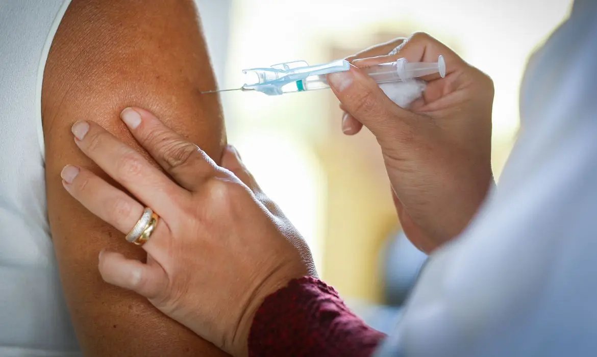 Brasil registra mais 48,5 mil casos e 1,2 mil mortes