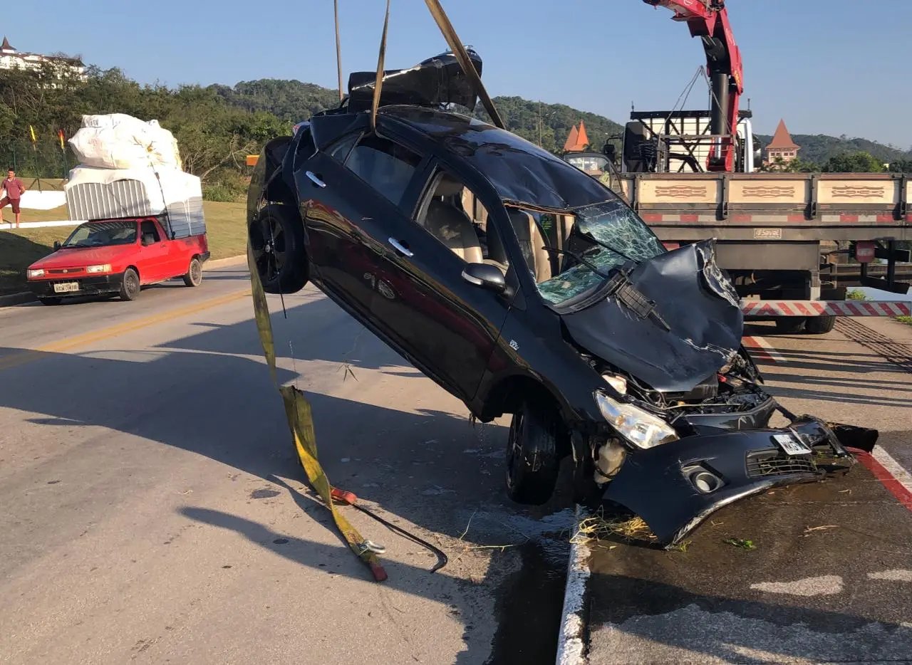(V&Iacute;DEO) Carro que caiu no rio Itaja&iacute; Mirim &eacute; retirado