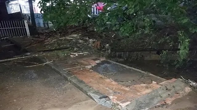 Casa &eacute; arrastada pelas &aacute;guas 