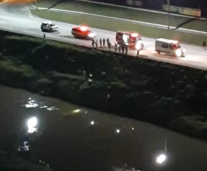 Ve&iacute;culo cai no Rio Itaja&iacute;-Mirim no centro de Brusque