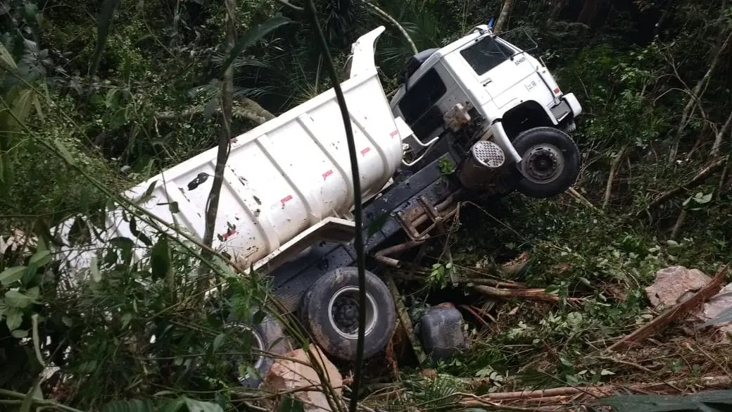 Motorista perde controle de caminh&atilde;o e capota em ribanceira 