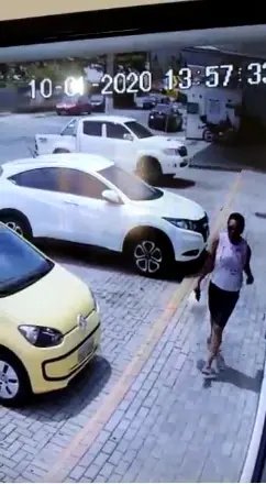 V&iacute;deo: Homem aborda mulher com uma faca e rouba carro no Jardim Maluche