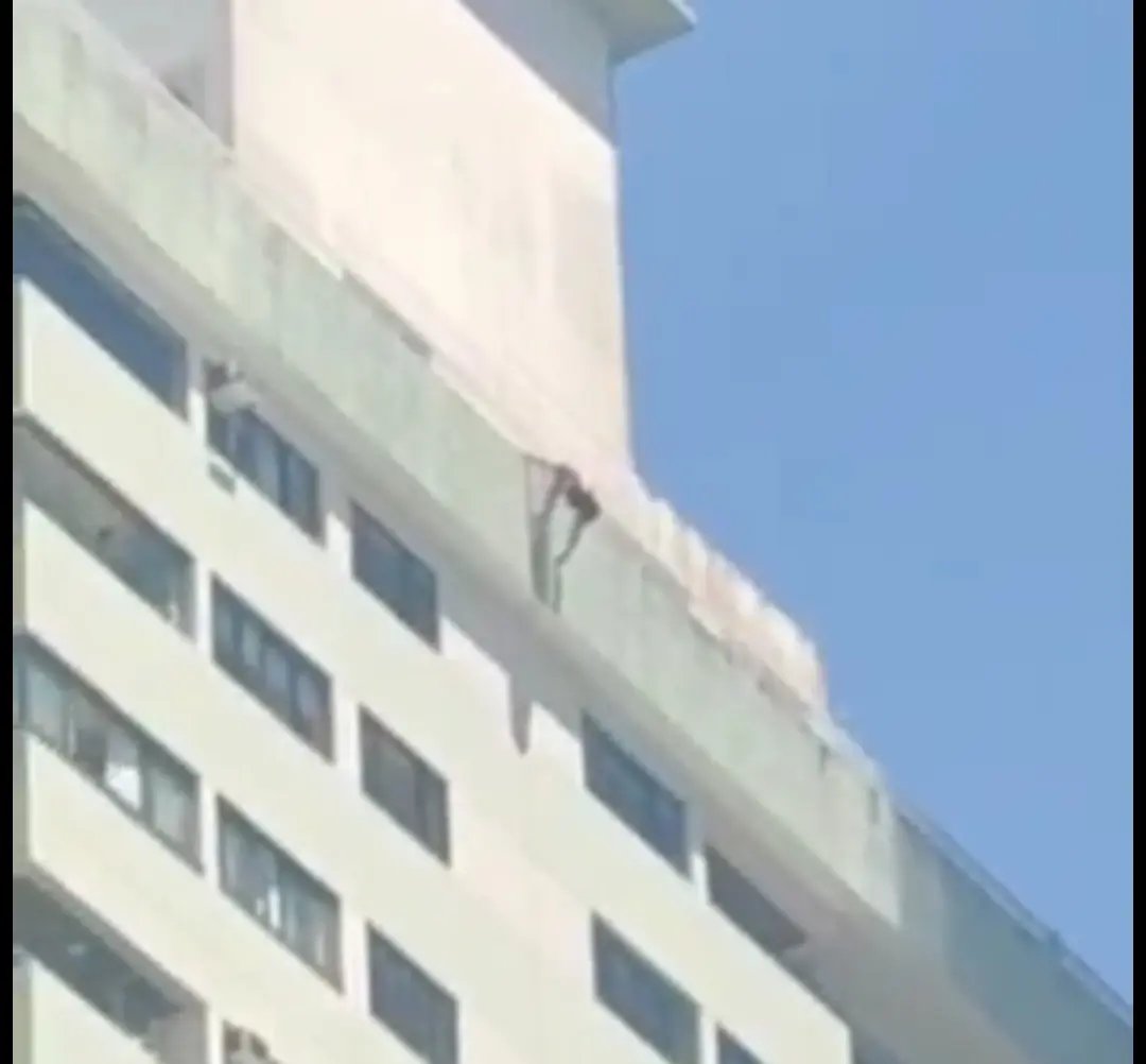 V&iacute;deo: Homem morre ap&oacute;s se jogar de edif&iacute;cio em Balne&aacute;rio Cambori&uacute;