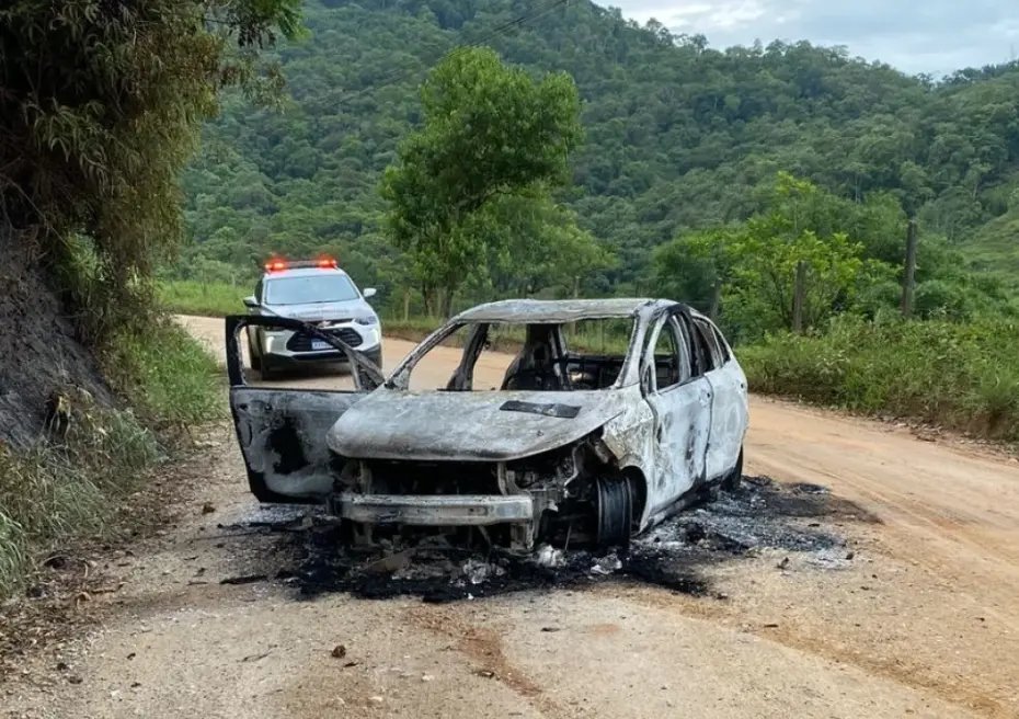 Carro &eacute; encontrado carbonizado em Tijucas