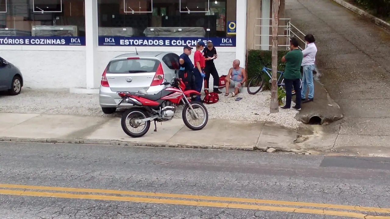 Colis&atilde;o envolvendo moto e bicicleta deixa idoso levemente ferido