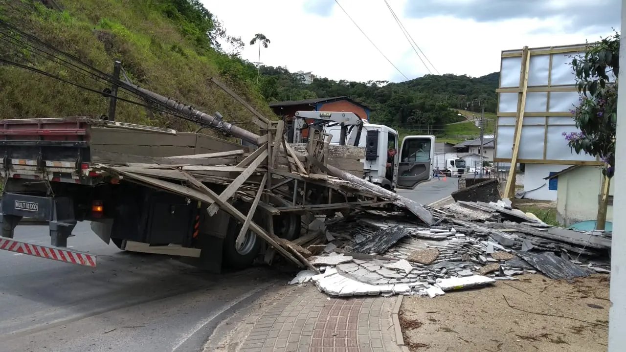 Acidente deixa algumas resid&ecirc;ncias sem energia em Guabiruba