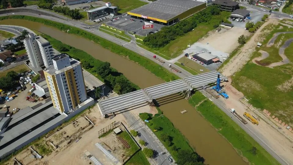 Nova ponte da Beira Rio: Etapa de i&ccedil;amento de vigas est&aacute; quase finalizada