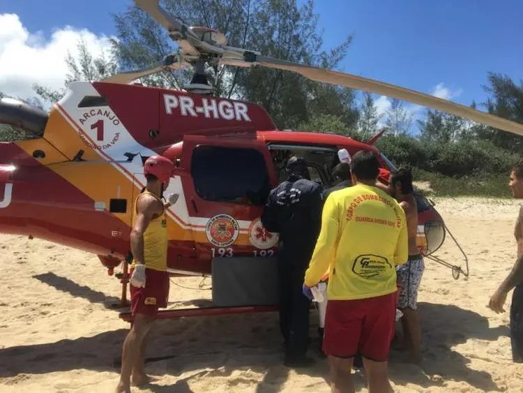 Homem entra no mar para salvar cachorro e acaba morrendo