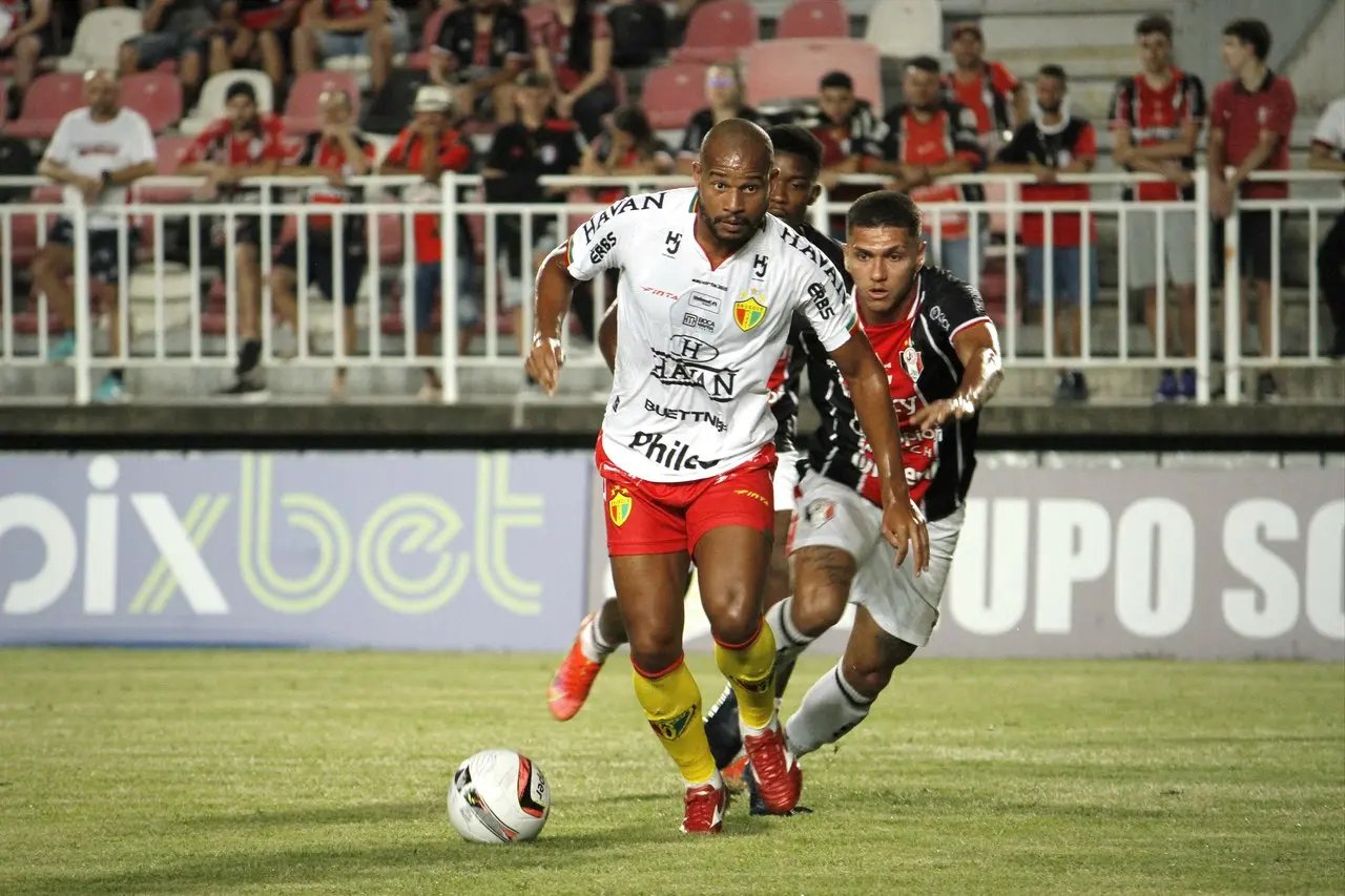 Artilheiro Ol&aacute;vio marca e Brusque vence o Joinville