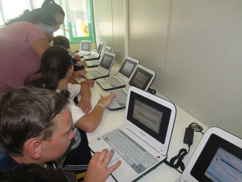 Escola inaugura sala de informática