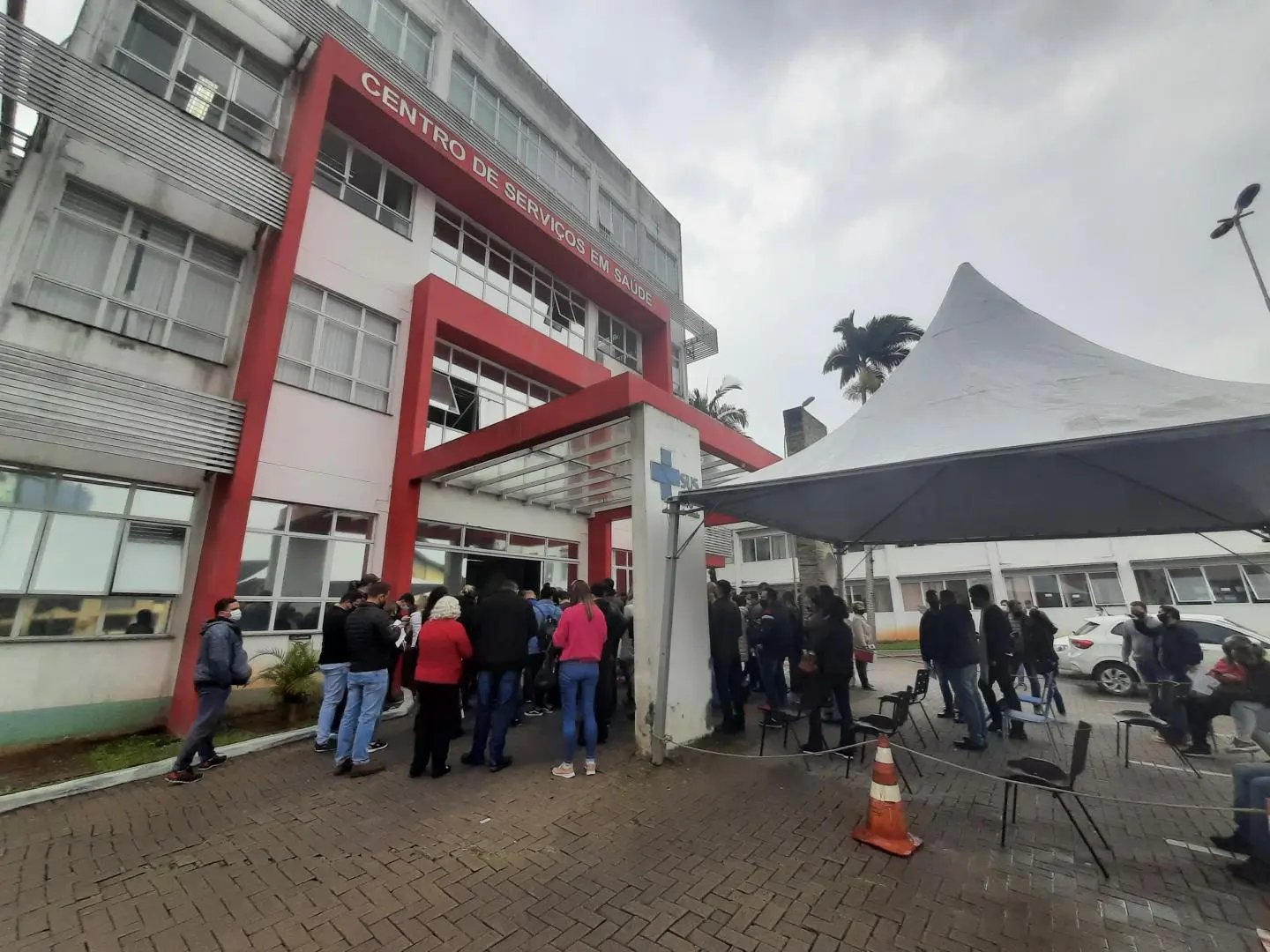 (V&Iacute;DEO) Aglomero de pessoas para se vacinar chama aten&ccedil;&atilde;o na Policl&iacute;nica