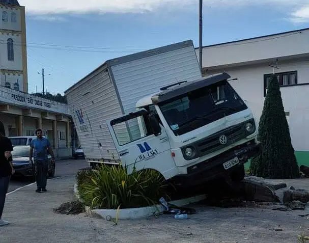 (V&Iacute;DEO EXCLUSIVO) Homens furtam e batem caminh&atilde;o de empresa em Brusque