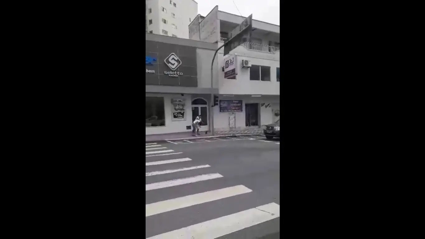 V&iacute;deo: Briga em via p&uacute;blica chama aten&ccedil;&atilde;o em pleno centro de Brusque