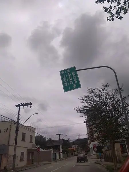 Placa ameaça cair sobre carros na Carlos Gracher