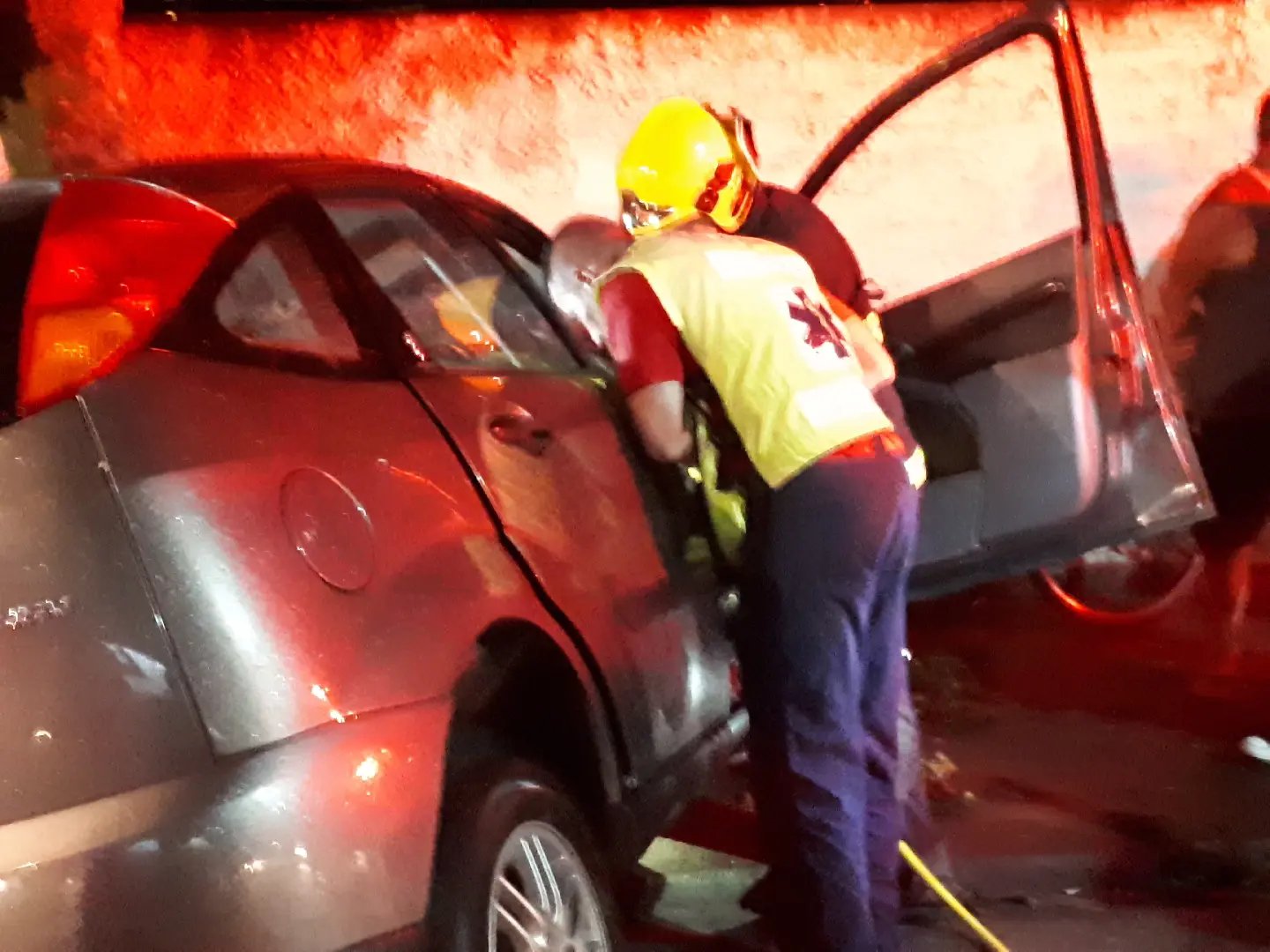 Mulher fica presa às ferragens após colidir em árvore no São Luiz 