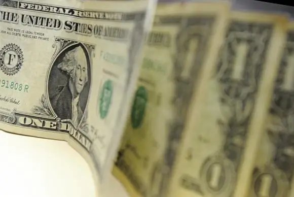Dólar caro derruba compras de brasileiros no exterior