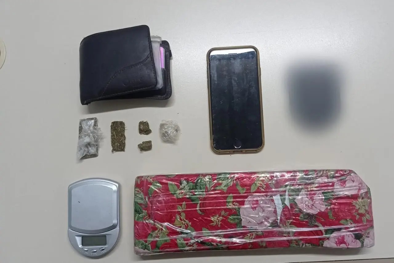Dois s&atilde;o detidos por tr&aacute;fico de drogas, no bairro Azambuja