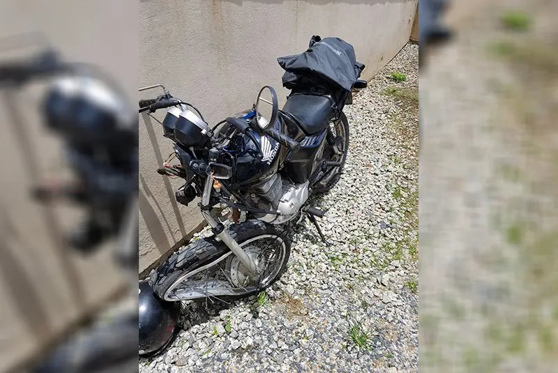 Motociclista se fere com gravidade em colisão contra poste