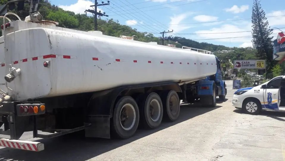 Carreta tanque com 45 toneladas &eacute; flagrada transitando em local proibido