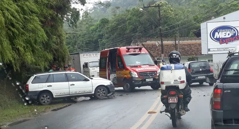 Colisão entre carro e caminhão leva mulher ao hospital