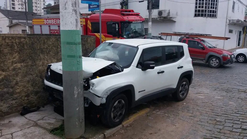 Veículos colidem em cruzamento no Santa Rita