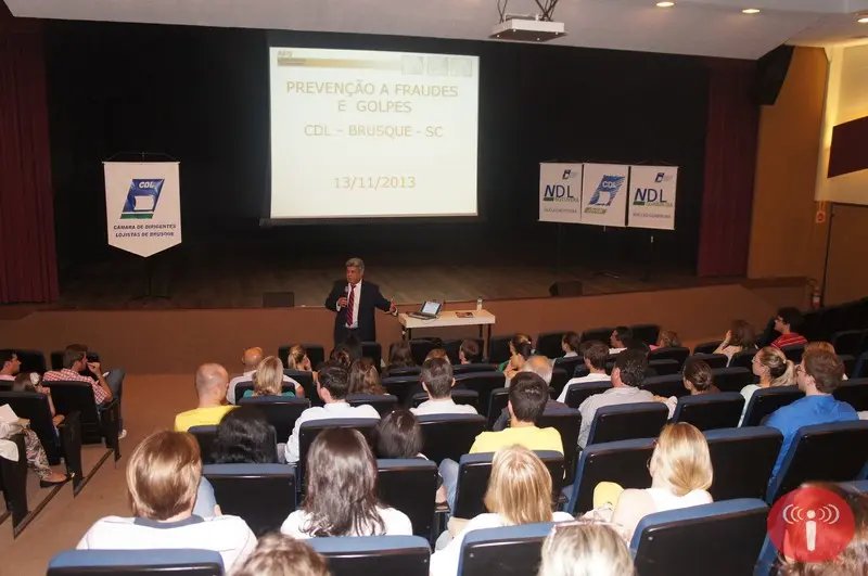 Palestra orienta sobre golpistas