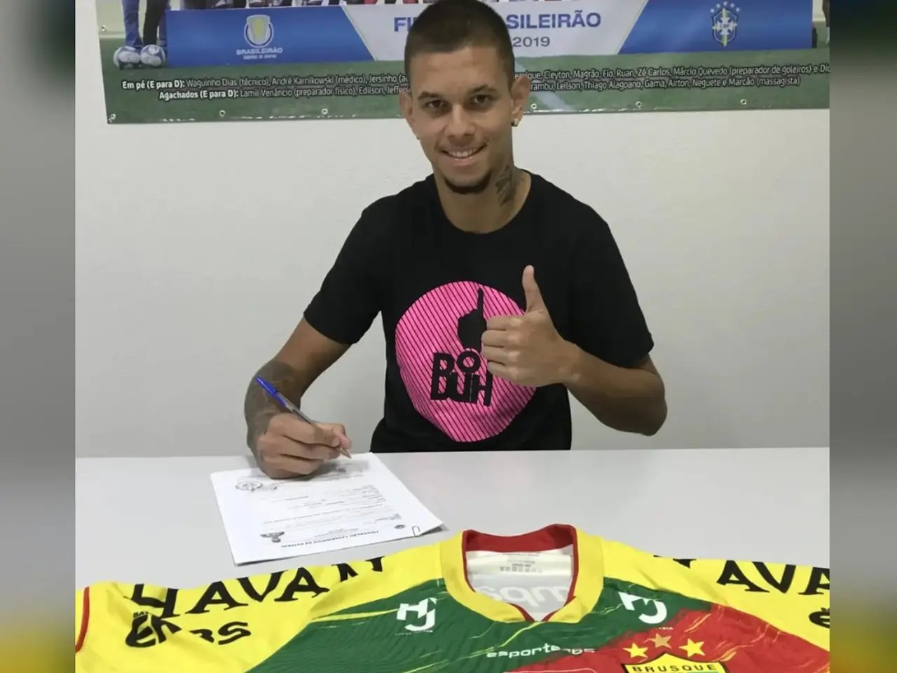 Zagueiro de 18 anos assina primeiro contrato com o Brusque