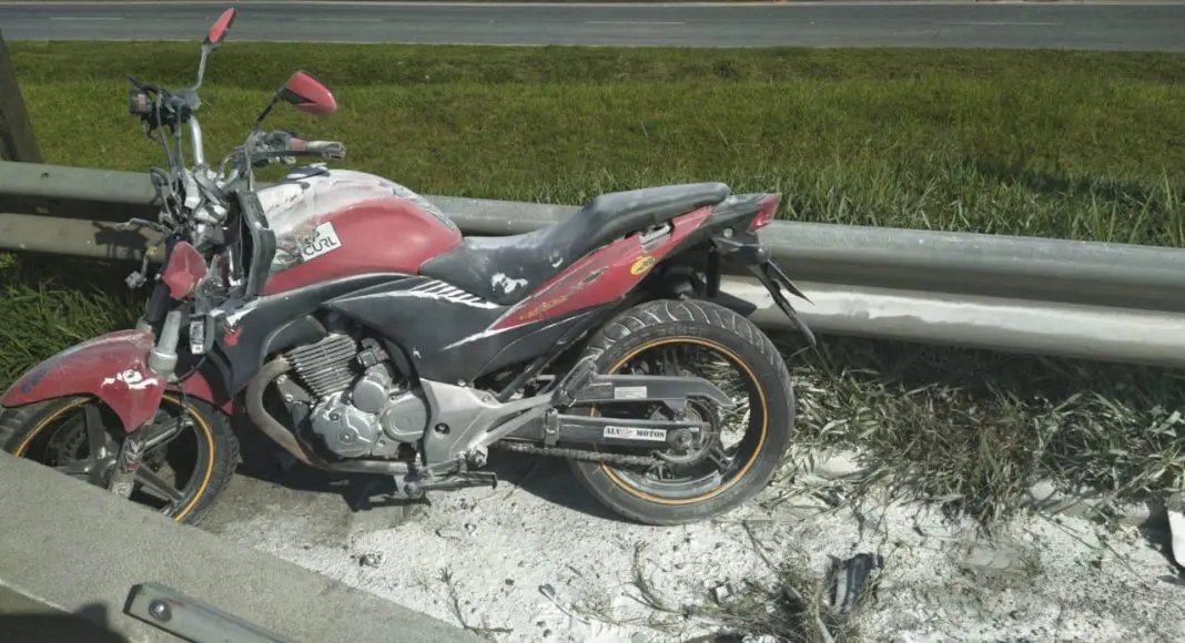 Dois morrem em acidente de moto na BR-101