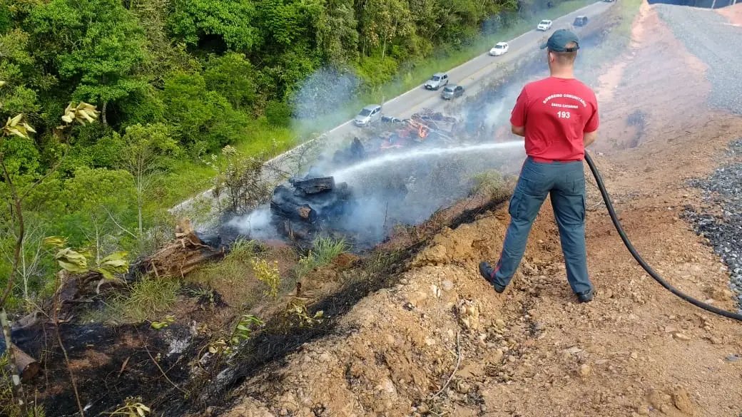 Inc&ecirc;ndio queima 4.800 m&sup2; de vegeta&ccedil;&atilde;o