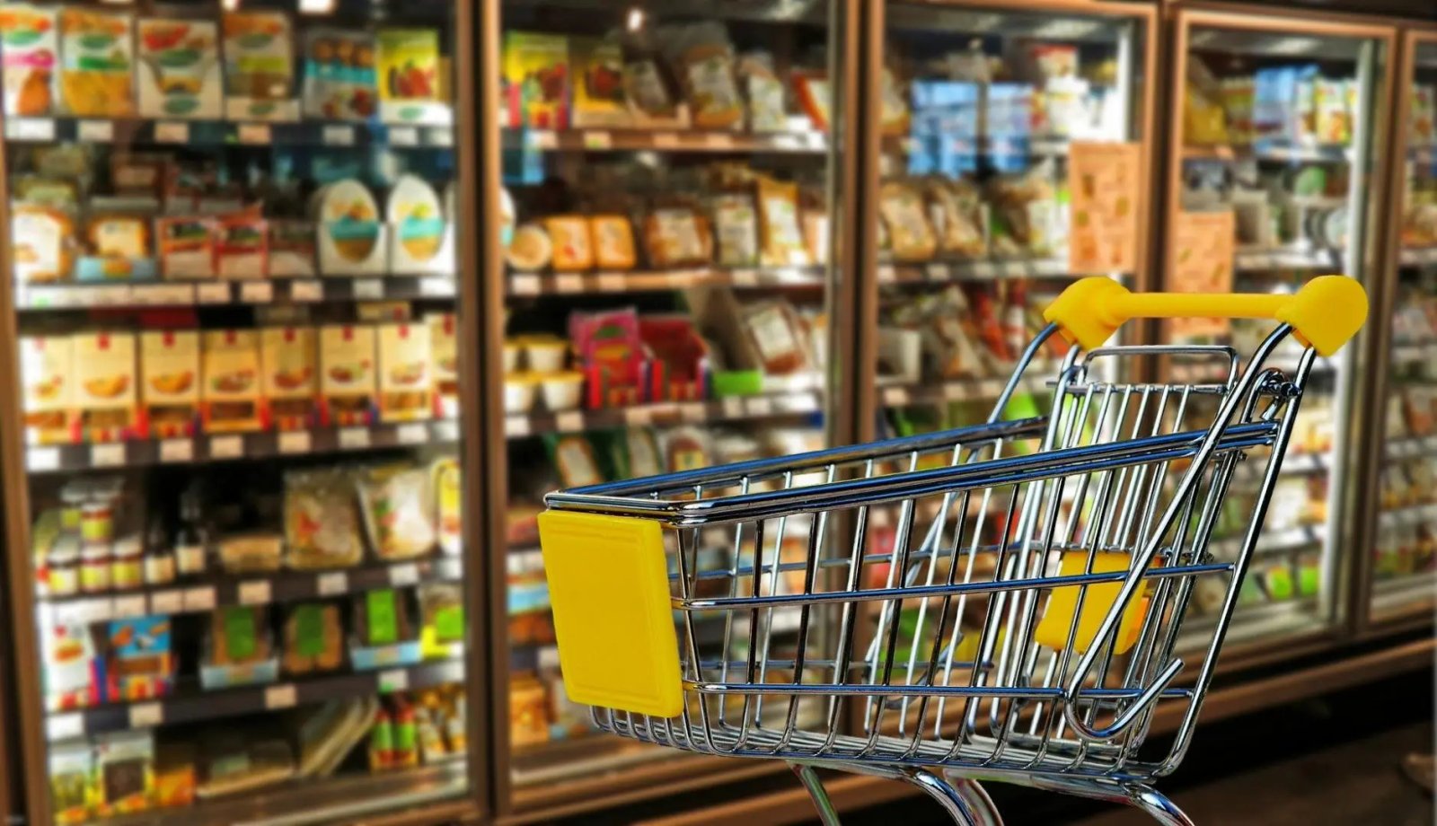 Consumidor que achar produto vencido no supermercado ter&aacute; direito a outro