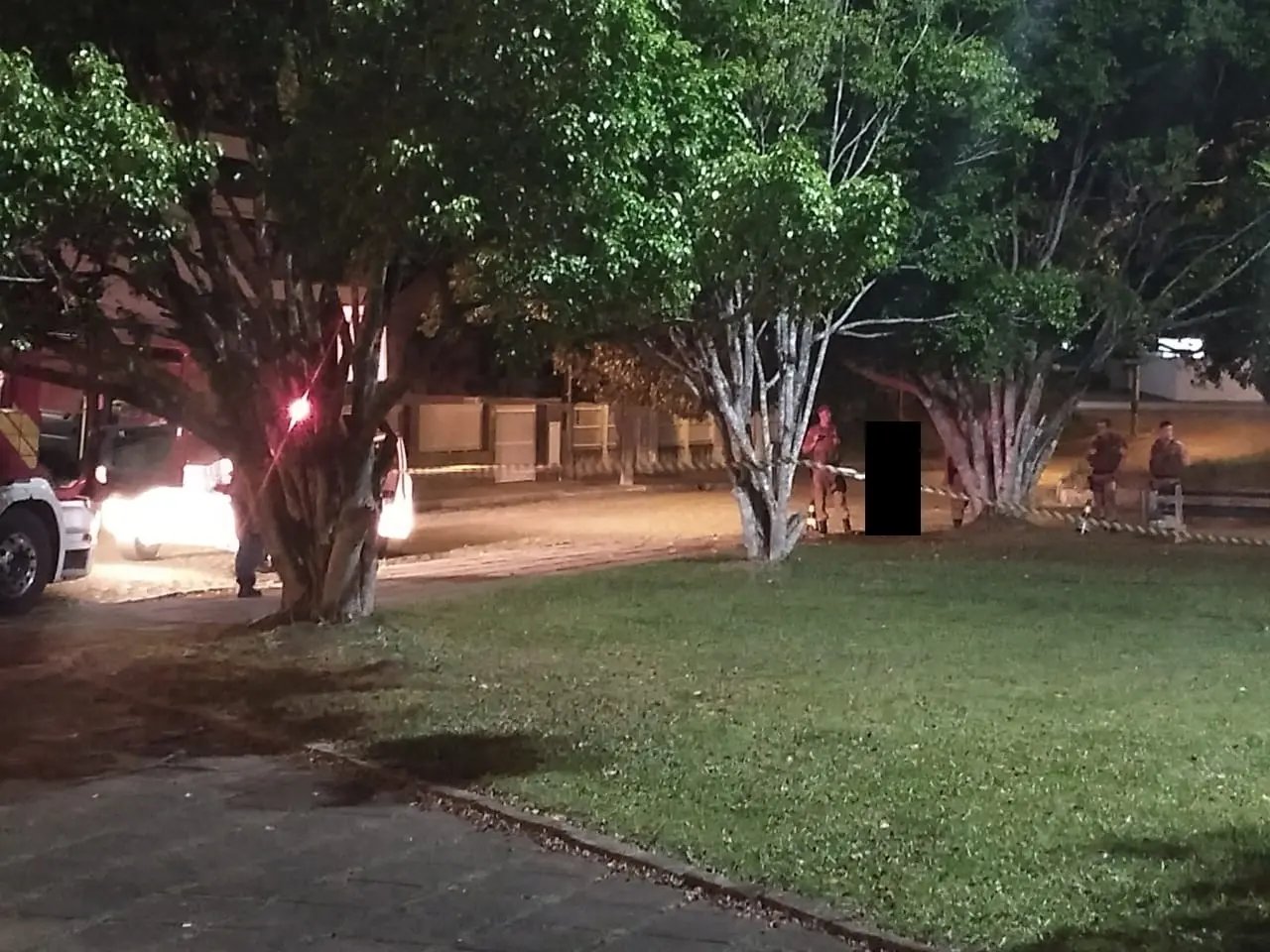 Corpo de mulher &eacute; encontrado em pra&ccedil;a p&uacute;blica pendurado em uma &aacute;rvore