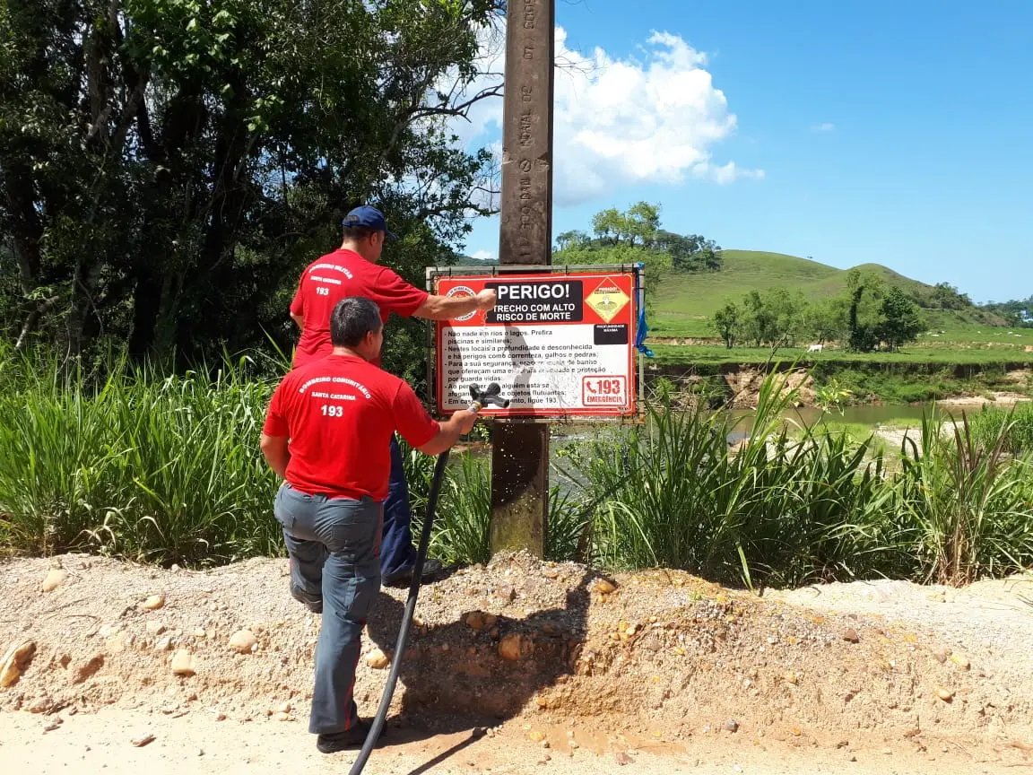 Bombeiros realizam a manuten&ccedil;&atilde;o das placas preventivas