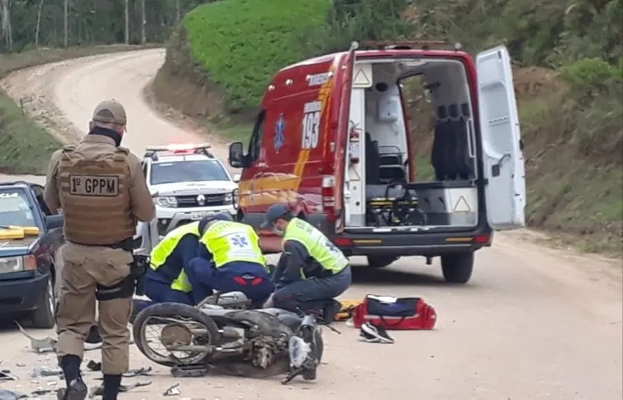 Mulher &eacute; encaminhada ao hospital ap&oacute;s acidente envolvendo carro e moto