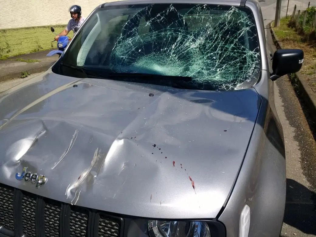 Ciclista &eacute; conduzido ao hospital ap&oacute;s se envolver em acidente
