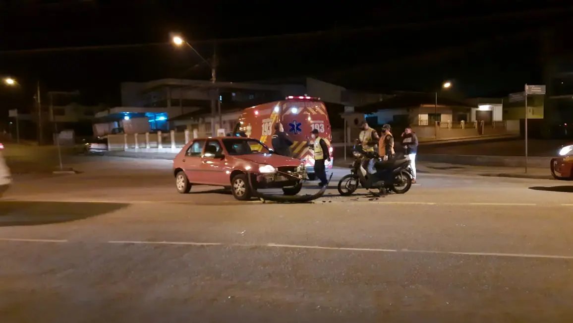 (V&iacute;deo) Colis&atilde;o deixa motociclista ferido, no bairro Souza Cruz