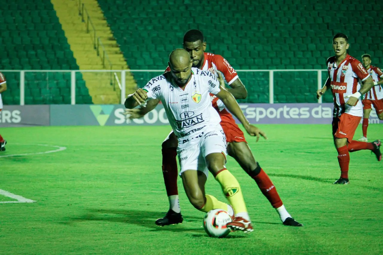 Brusque perde p&ecirc;nalti no fim e empata com Atl&eacute;tico Catarinense 