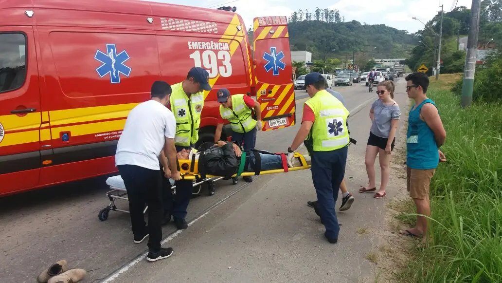 Homem fratura perna em queda de moto