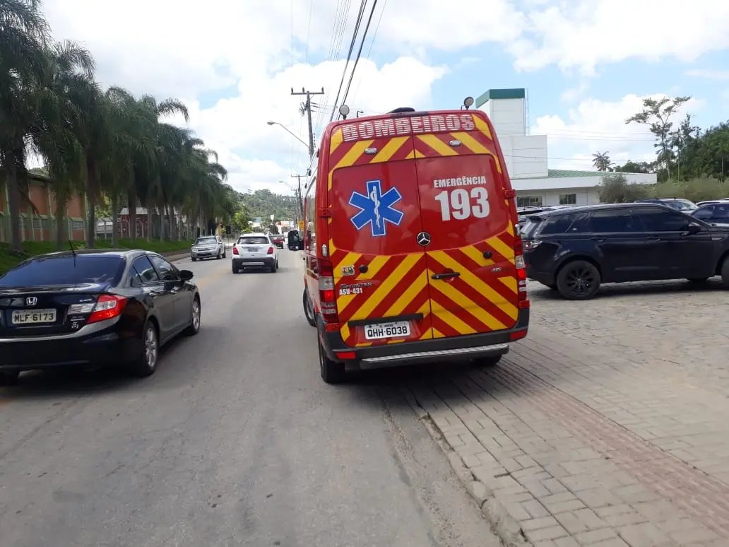 Mulher &eacute; assaltada e atropelada por criminosos